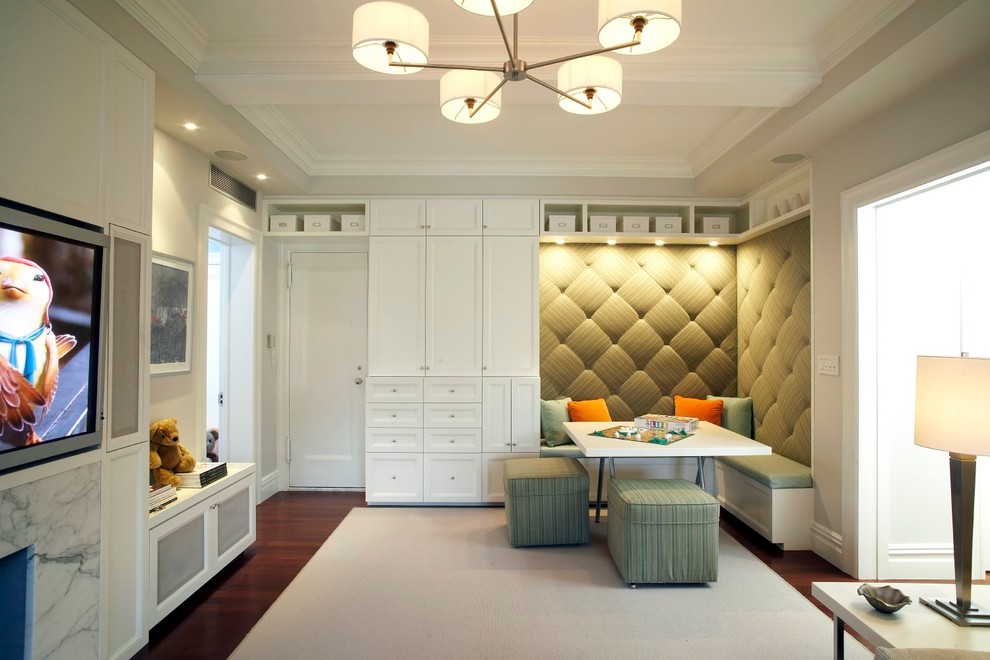 Пример оригинального дизайна: открытая гостиная комната среднего размера в стиле ретро с бежевыми стенами, паркетным полом среднего тона, стандартным камином, фасадом камина из камня, телевизором на стене и коричневым полом