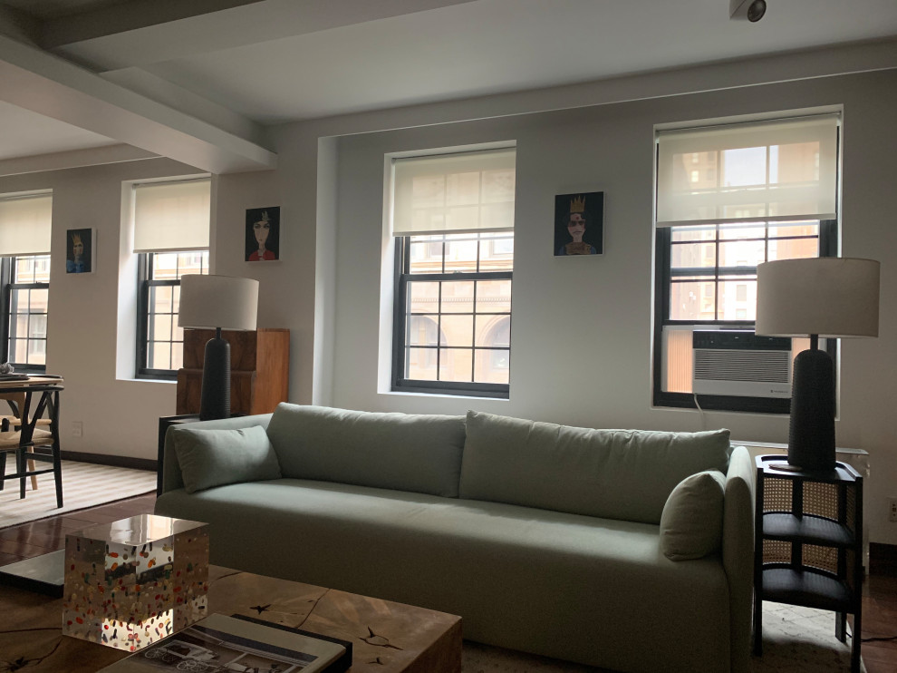 Mittelgroßes, Fernseherloses, Offenes Eklektisches Wohnzimmer mit weißer Wandfarbe, dunklem Holzboden, Kamin, Kaminumrandung aus Backstein und braunem Boden in New York