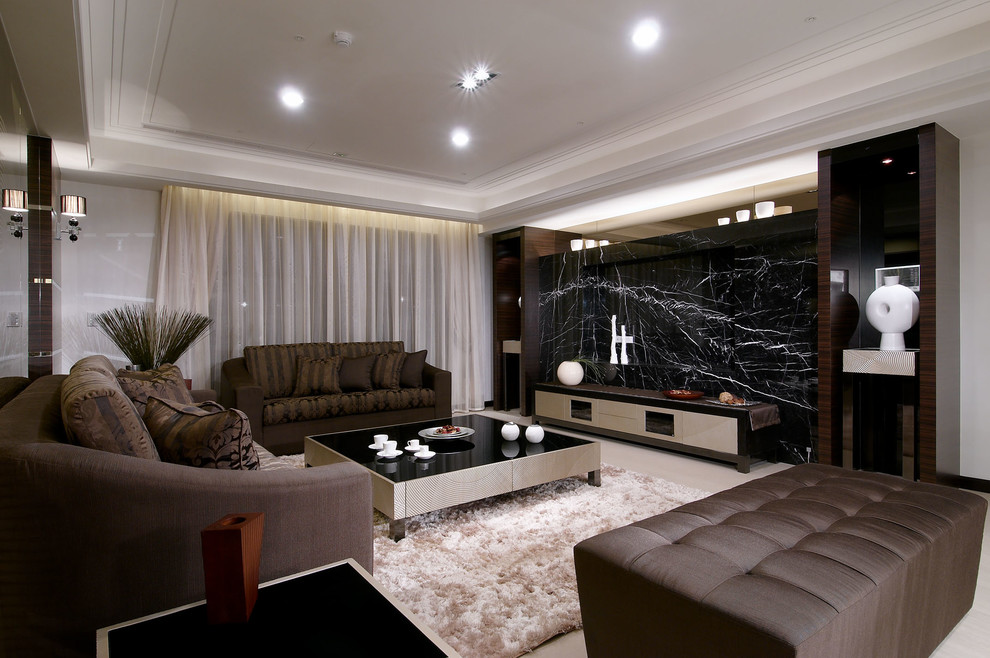 Repräsentatives Modernes Wohnzimmer mit beiger Wandfarbe in Sonstige