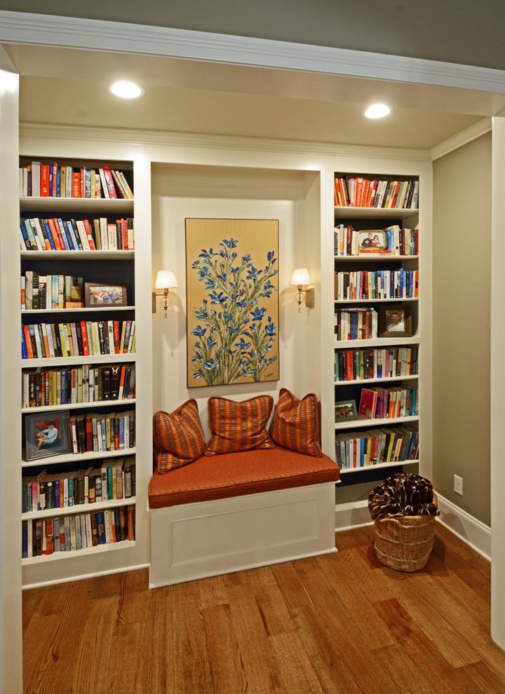 Diseño de biblioteca en casa cerrada tradicional de tamaño medio con paredes beige y suelo de madera en tonos medios