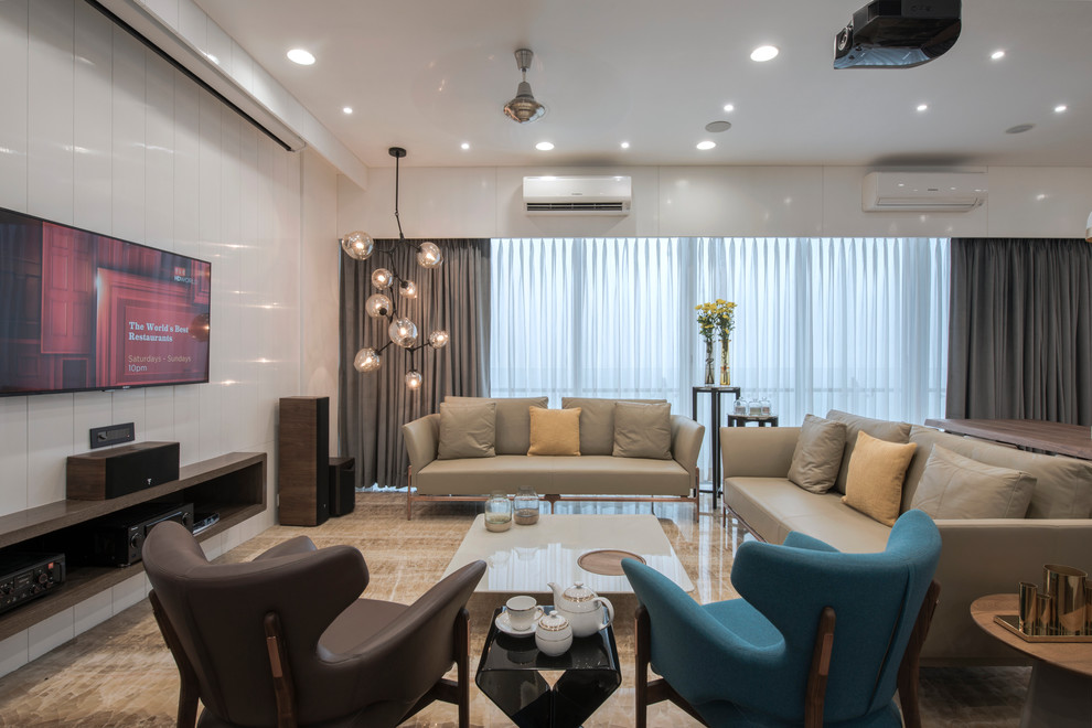 Diseño de salón contemporáneo con paredes blancas, televisor colgado en la pared y suelo beige