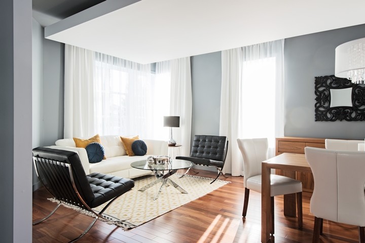 Стильный дизайн: парадная, открытая гостиная комната среднего размера в современном стиле с серыми стенами и угловым камином без телевизора - последний тренд