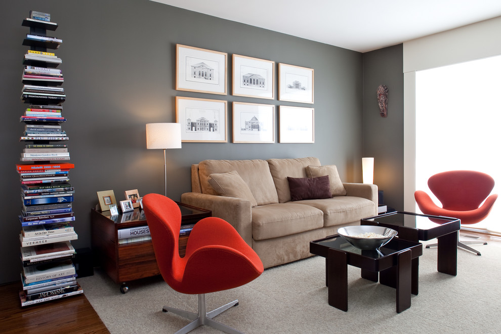 На фото: гостиная комната в современном стиле с серыми стенами с