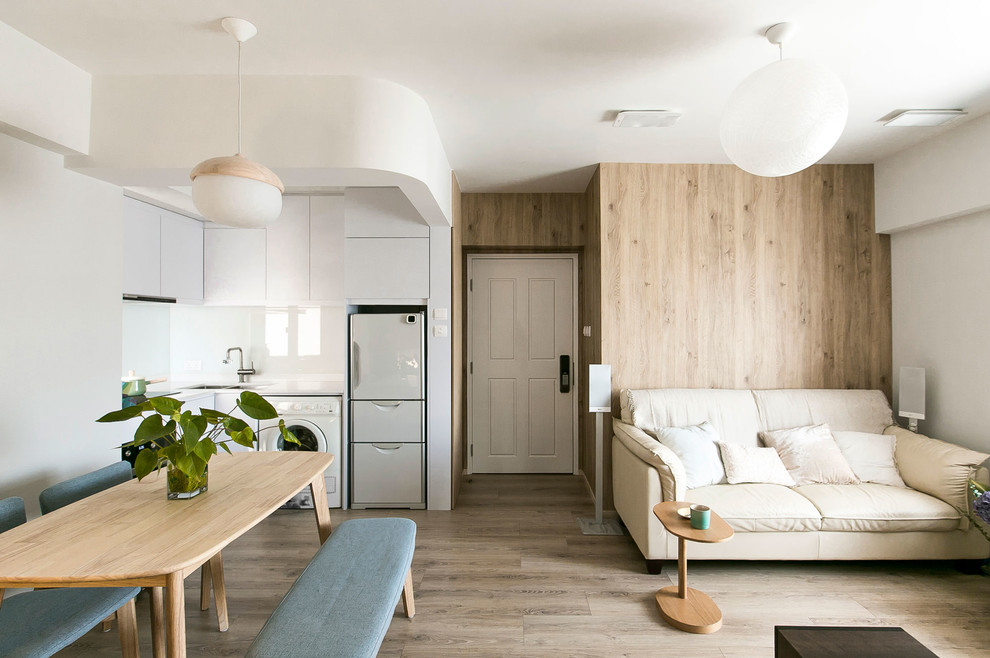 Diseño de salón abierto actual pequeño con paredes beige, suelo laminado y suelo beige
