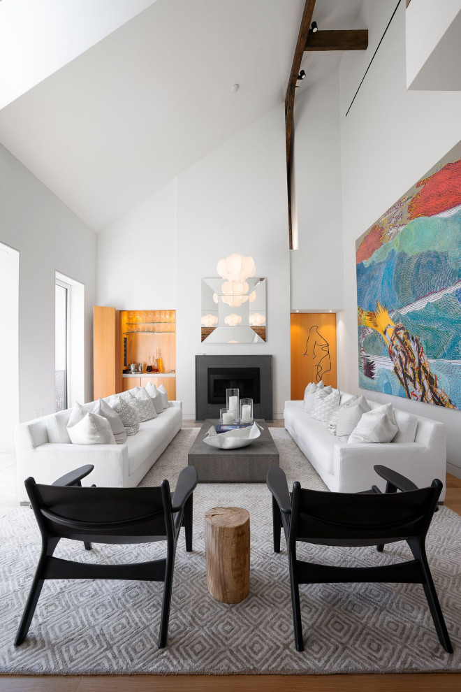 Großes, Fernseherloses, Offenes Modernes Wohnzimmer mit Hausbar, weißer Wandfarbe, hellem Holzboden, Kamin und braunem Boden in Miami