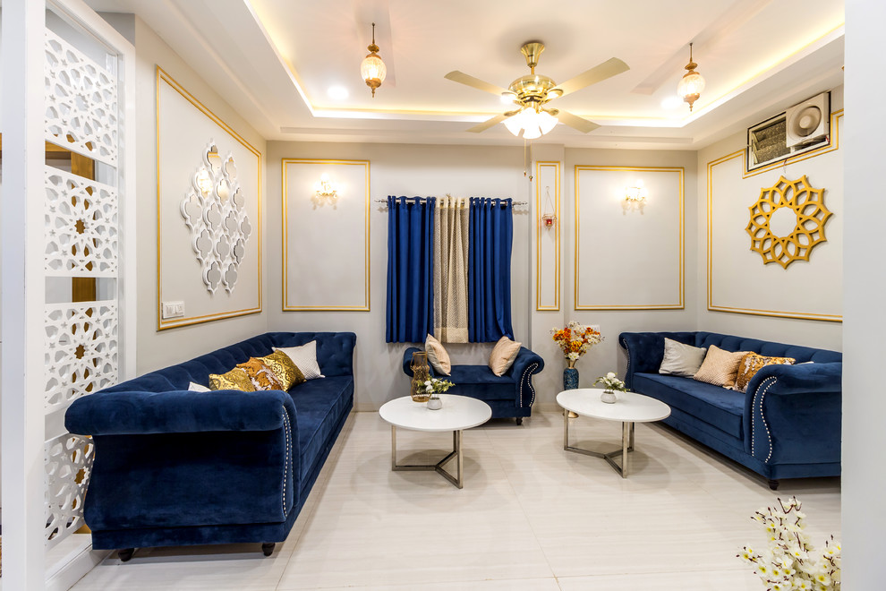 Свежая идея для дизайна: гостиная комната в восточном стиле с серыми стенами, бежевым полом и синими шторами - отличное фото интерьера