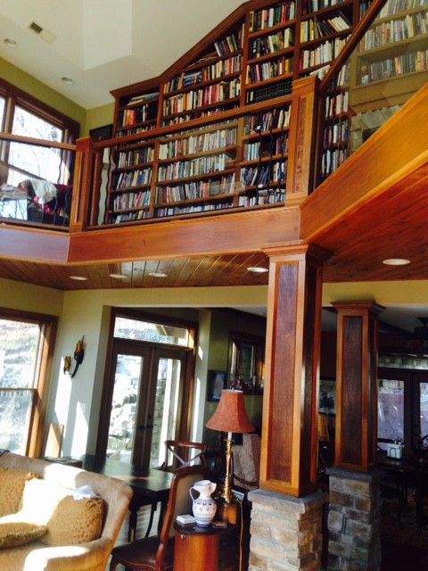 Große, Fernseherlose Rustikale Bibliothek ohne Kamin, im Loft-Stil mit beiger Wandfarbe und dunklem Holzboden in Sonstige