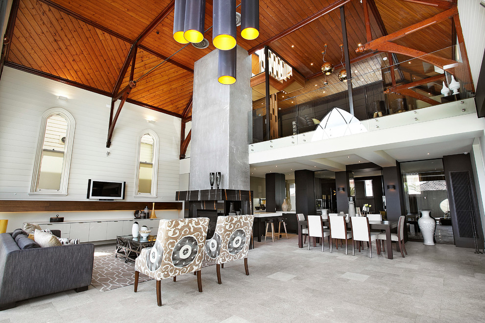 Foto de salón contemporáneo con suelo de piedra caliza y alfombra