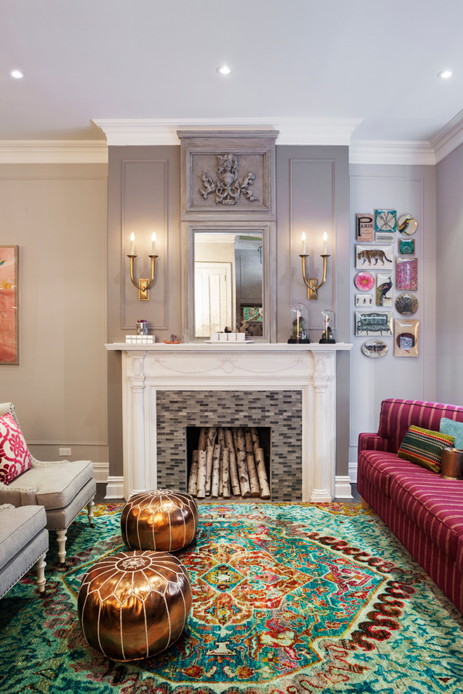 Fernseherloses Klassisches Wohnzimmer mit grauer Wandfarbe, Kamin und gefliester Kaminumrandung in New York