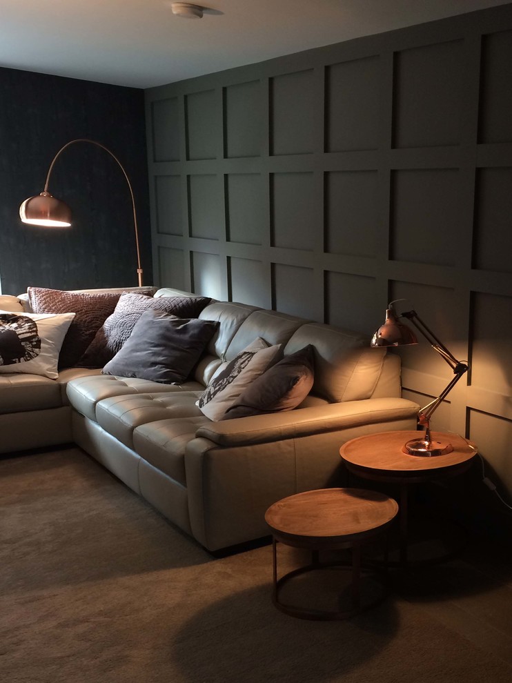 Idee per un soggiorno design di medie dimensioni con pareti grigie, moquette e pavimento beige