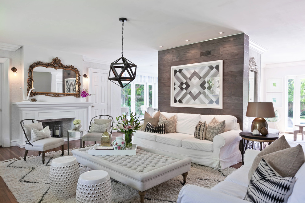 Immagine di un soggiorno chic aperto con pareti bianche, parquet scuro, camino classico e pavimento marrone
