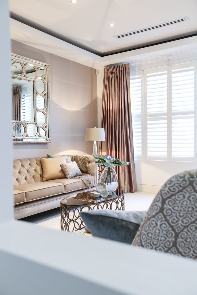 Источник вдохновения для домашнего уюта: парадная гостиная комната в стиле неоклассика (современная классика) с ковровым покрытием