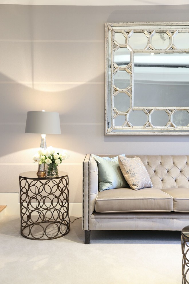 Стильный дизайн: парадная гостиная комната в стиле неоклассика (современная классика) с ковровым покрытием - последний тренд