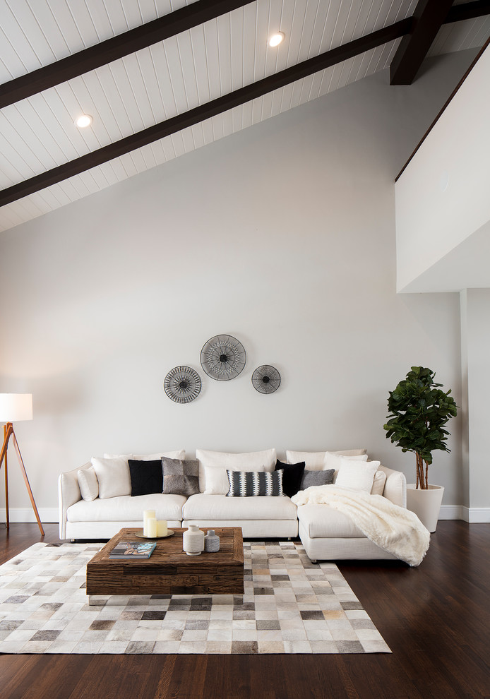 Klassisches Wohnzimmer mit grauer Wandfarbe, dunklem Holzboden und braunem Boden in Miami