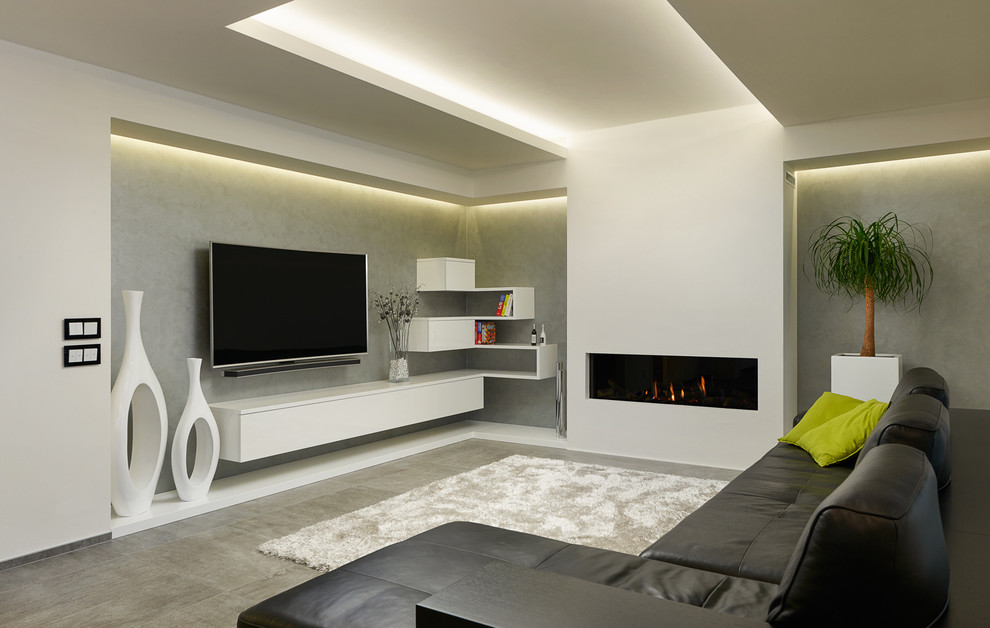 Mittelgroßes, Repräsentatives, Offenes Modernes Wohnzimmer mit grauer Wandfarbe, Keramikboden, Gaskamin und TV-Wand in Sonstige