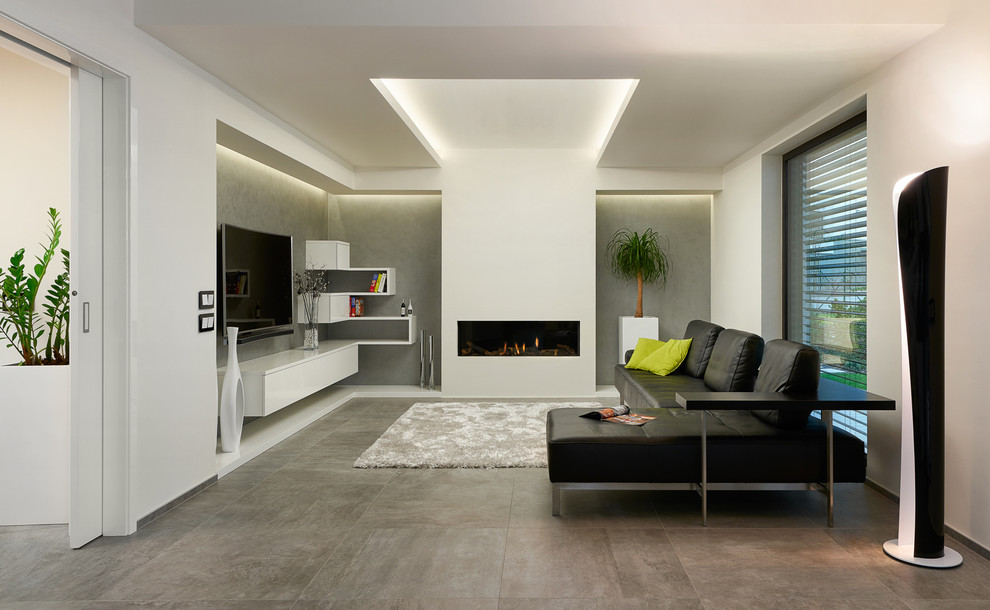 Mittelgroßes, Repräsentatives, Offenes Modernes Wohnzimmer mit grauer Wandfarbe, Keramikboden, Gaskamin und TV-Wand in Sonstige