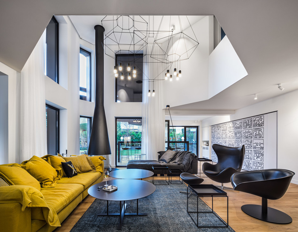 Modernes Wohnzimmer mit weißer Wandfarbe, braunem Holzboden und Hängekamin in London