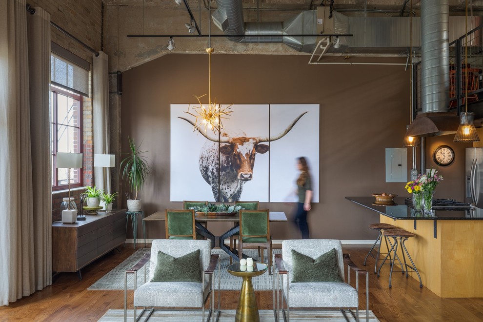 Offenes Industrial Wohnzimmer mit brauner Wandfarbe und braunem Holzboden in Denver