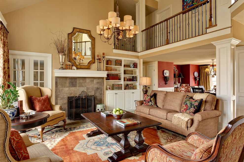 Foto di un grande soggiorno tradizionale con pareti beige e camino classico