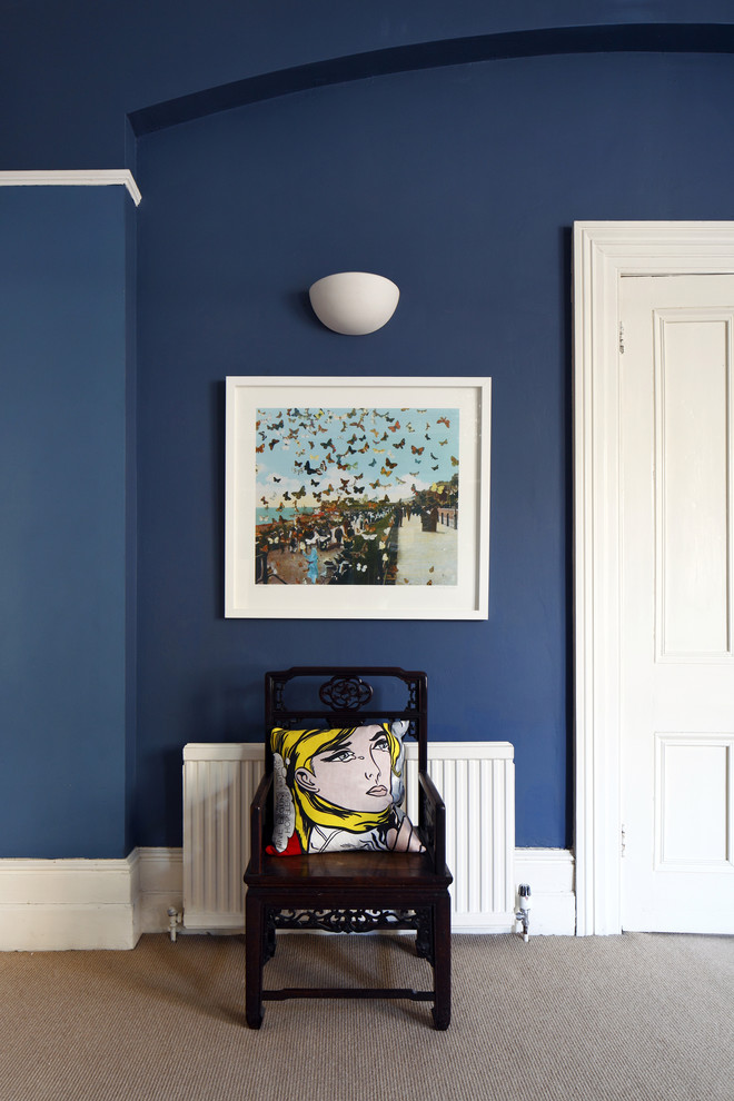 サセックスにある広いヴィクトリアン調のおしゃれなリビング (青い壁、カーペット敷き) の写真