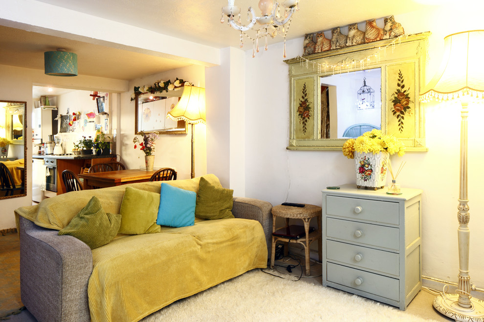 Kleines, Repräsentatives, Offenes Skandinavisches Wohnzimmer mit weißer Wandfarbe und Teppichboden in Sussex