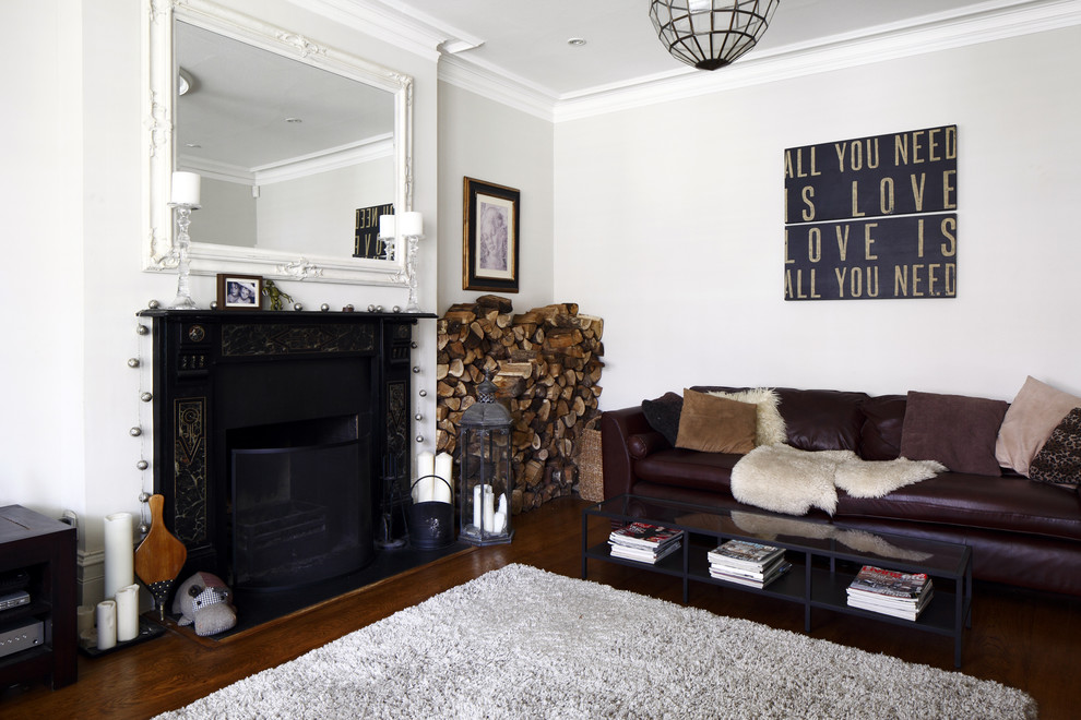 Großes, Repräsentatives, Abgetrenntes Skandinavisches Wohnzimmer mit beiger Wandfarbe, dunklem Holzboden, Kamin und Kaminumrandung aus Holz in Sussex