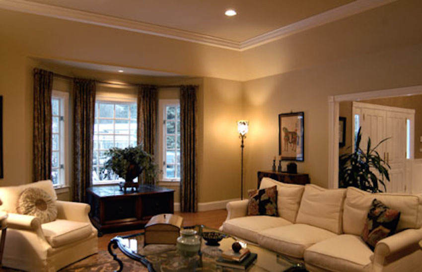 Пример оригинального дизайна: парадная, изолированная гостиная комната среднего размера в классическом стиле с бежевыми стенами, светлым паркетным полом, стандартным камином и фасадом камина из дерева без телевизора