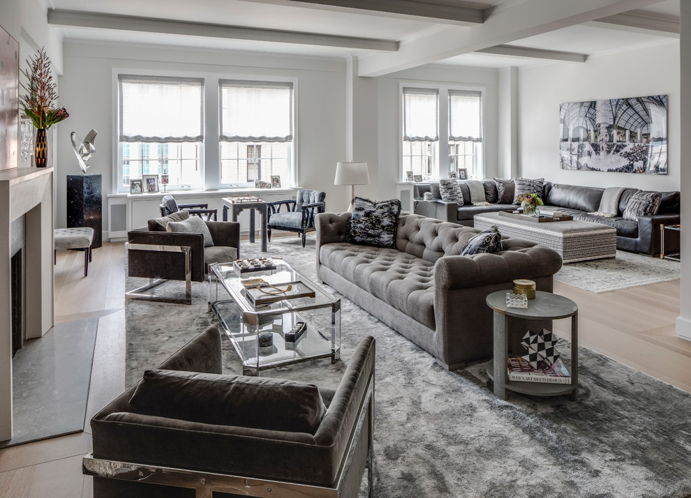 Ispirazione per un soggiorno contemporaneo aperto con pareti grigie, parquet chiaro, camino classico e pavimento beige