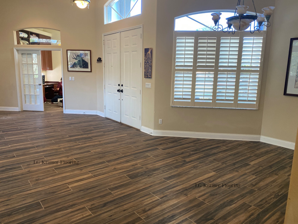 Foto di un grande soggiorno stile americano con pavimento marrone e pavimento in gres porcellanato