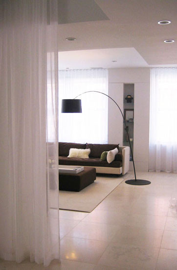 Example of a minimalist living room design in New York