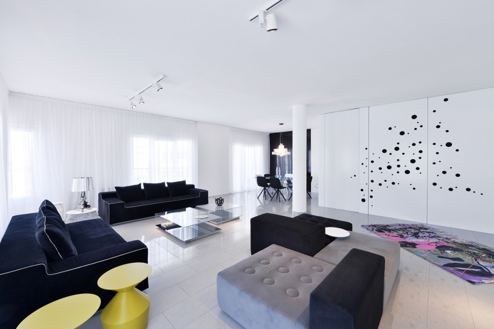 Modelo de salón para visitas abierto minimalista grande sin chimenea y televisor con paredes blancas y suelo de baldosas de cerámica