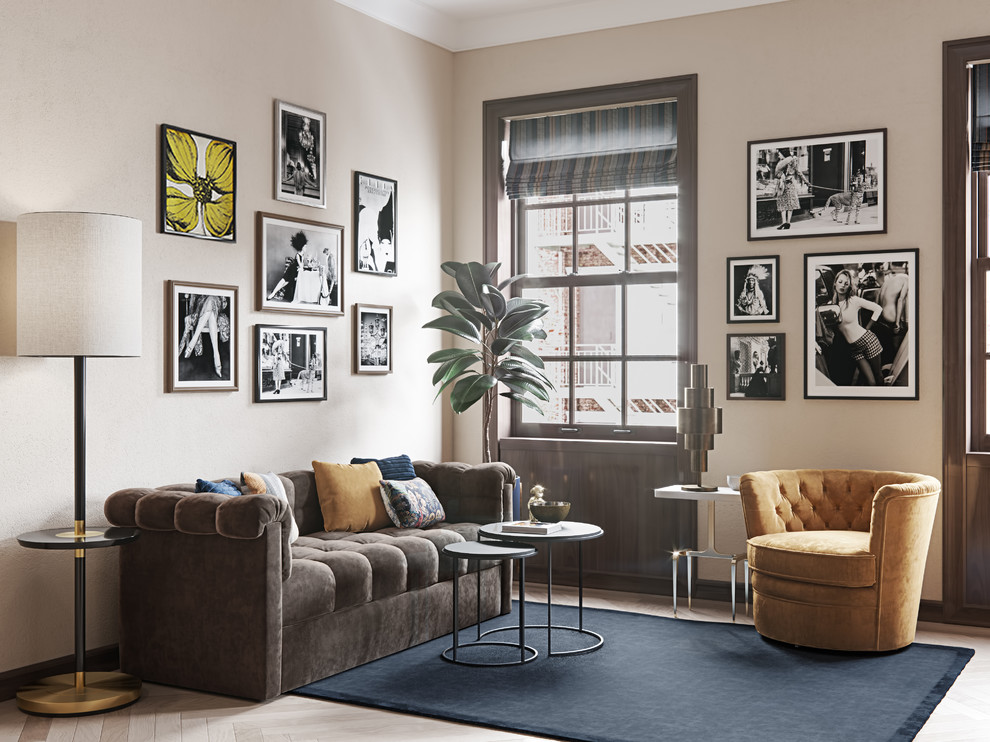 Cette image montre un salon design avec un mur beige et parquet clair.
