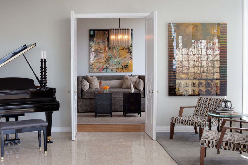 Стильный дизайн: большая изолированная гостиная комната в стиле неоклассика (современная классика) с серыми стенами и полом из керамической плитки - последний тренд