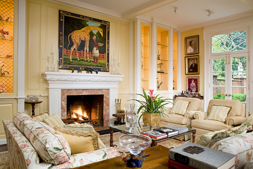 Klassisches Wohnzimmer mit gelber Wandfarbe, Kamin und Kaminumrandung aus Stein in Atlanta