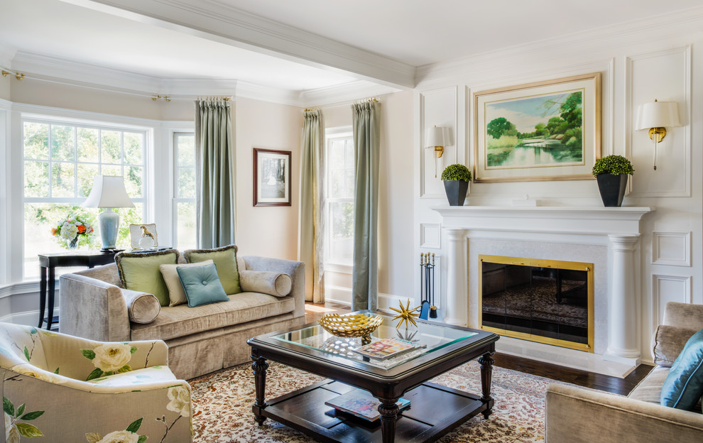 Repräsentatives Klassisches Wohnzimmer mit beiger Wandfarbe, dunklem Holzboden, Kamin und braunem Boden in Boston