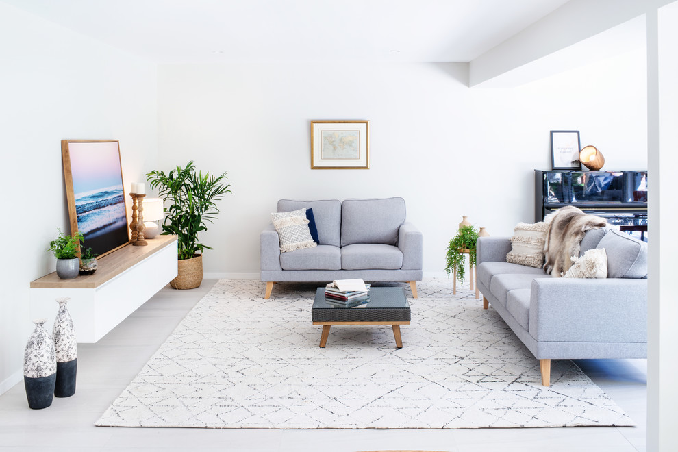 Repräsentatives, Fernseherloses, Offenes Modernes Wohnzimmer mit weißer Wandfarbe und beigem Boden in Brisbane