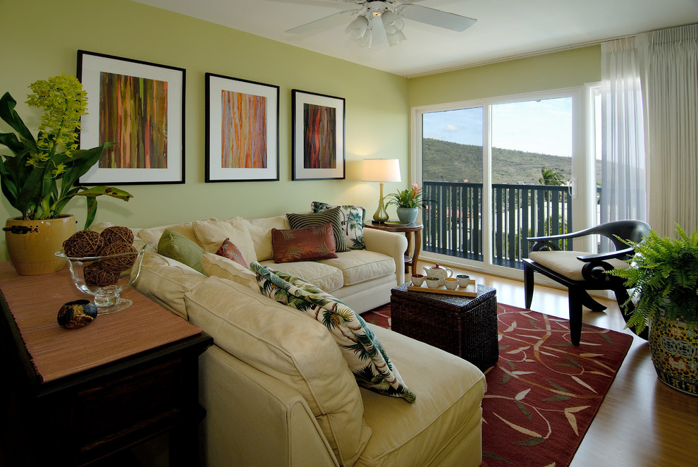 Immagine di un soggiorno tropicale di medie dimensioni e chiuso con pareti verdi