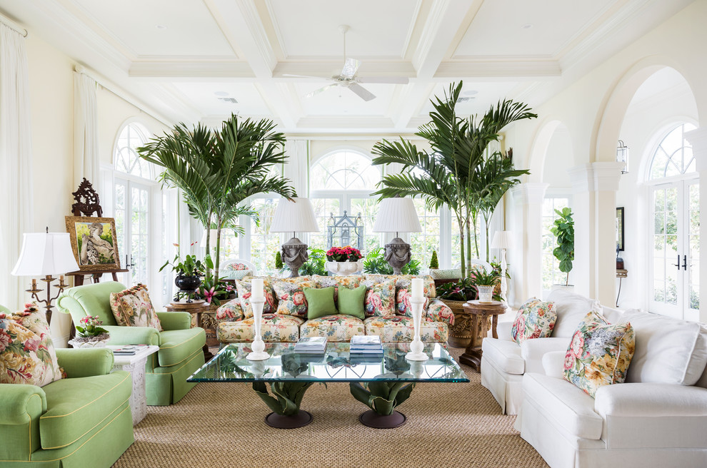 Immagine di un ampio soggiorno tropicale con pareti bianche