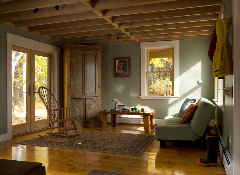 Modelo de salón para visitas cerrado de estilo de casa de campo de tamaño medio con paredes verdes, suelo de madera clara, televisor retractable y suelo beige