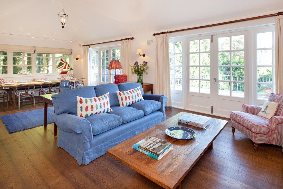 Esempio di un soggiorno tradizionale con pareti bianche, pavimento in legno massello medio e pavimento marrone