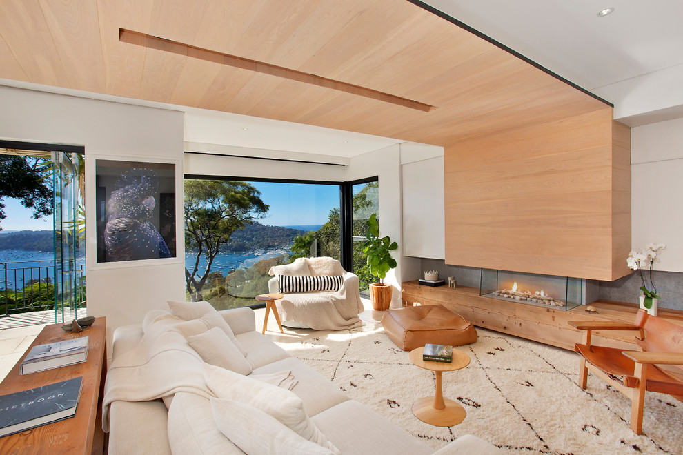 Idee per un grande soggiorno design aperto con pareti bianche, camino classico e cornice del camino in legno