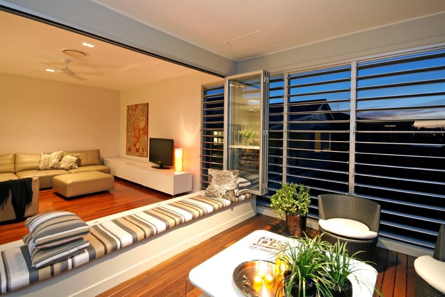 Idée de décoration pour un grand salon minimaliste avec un sol en bois brun et un téléviseur indépendant.