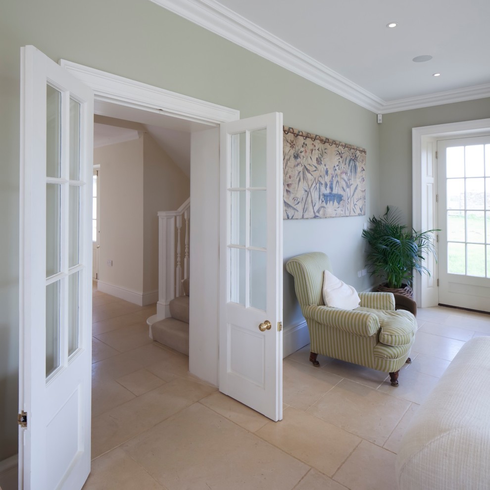 Offenes Modernes Wohnzimmer mit beiger Wandfarbe in Gloucestershire