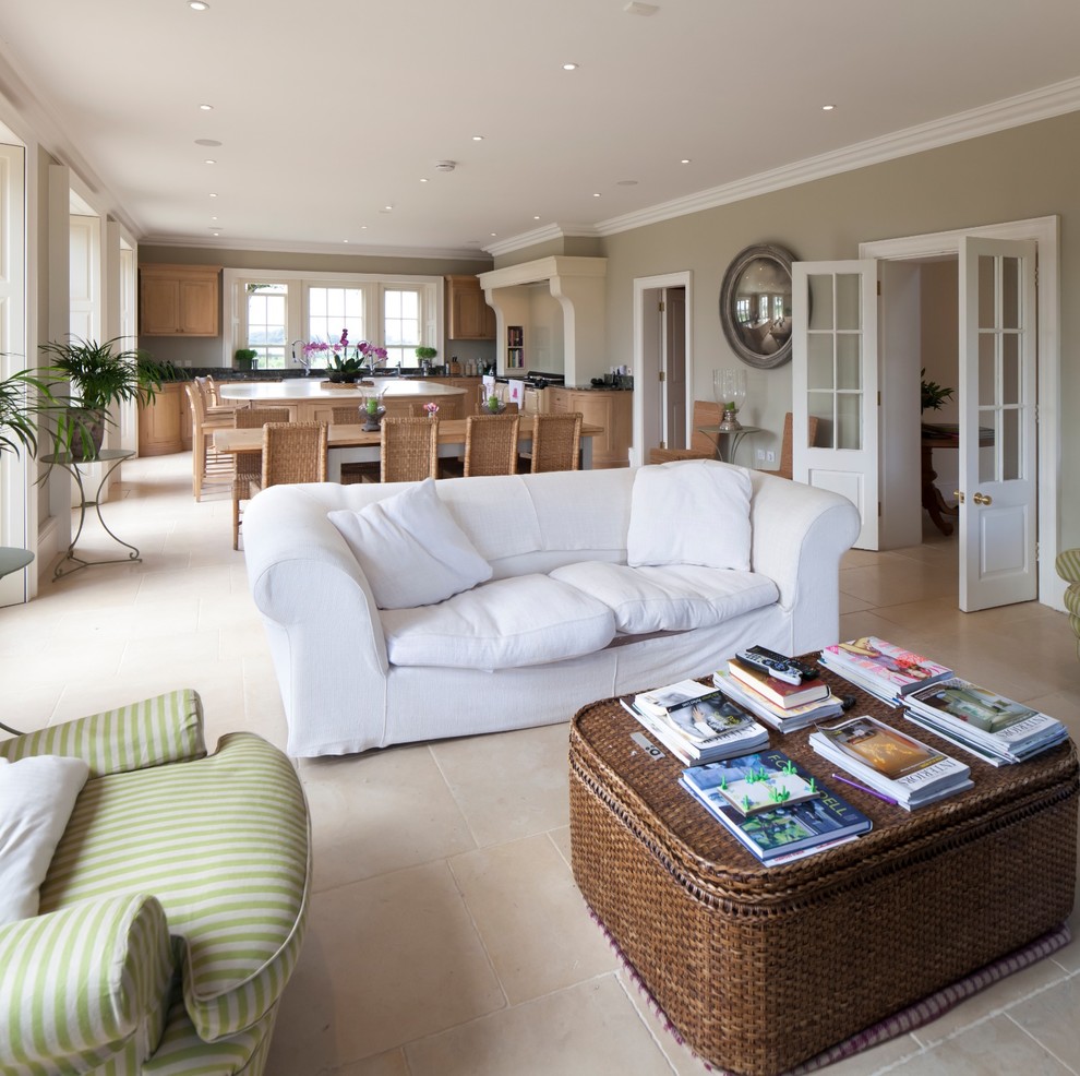 Offenes Modernes Wohnzimmer mit beiger Wandfarbe in Gloucestershire