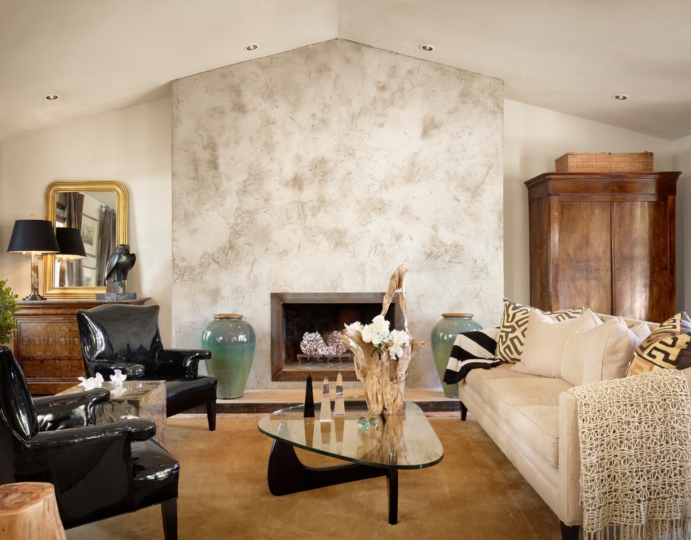 На фото: гостиная комната в современном стиле с белыми стенами и стандартным камином