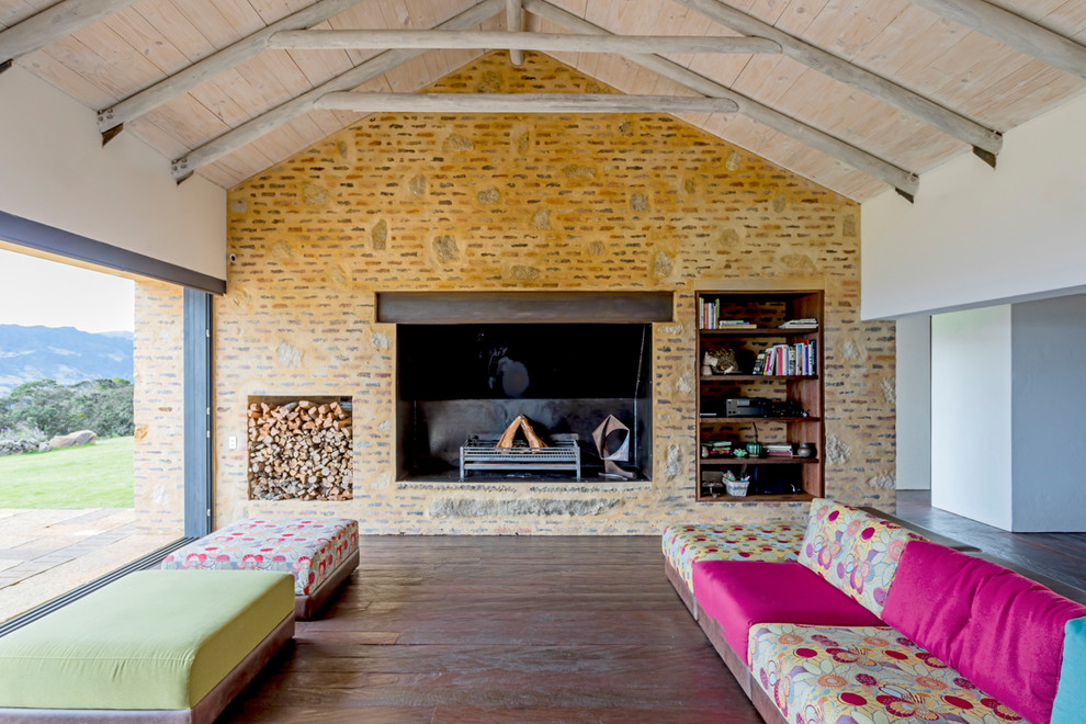 Idee per un soggiorno eclettico di medie dimensioni con pareti marroni, parquet scuro, camino classico e pavimento marrone