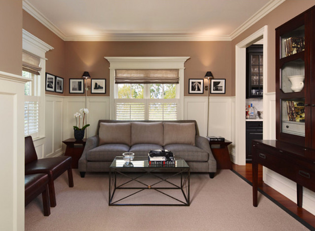 Imagen de salón para visitas abierto tradicional de tamaño medio sin televisor con paredes beige y suelo de madera oscura