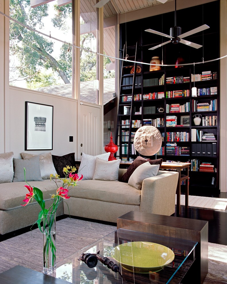 Esempio di un soggiorno design con libreria
