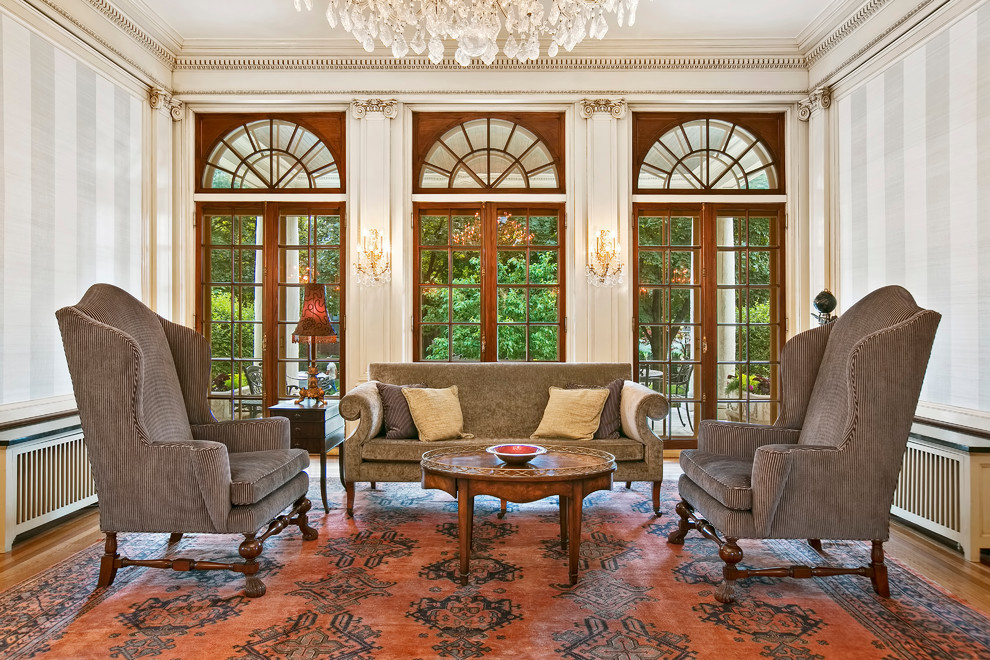 Imagen de salón para visitas abierto clásico grande sin chimenea y televisor con paredes grises y suelo de madera en tonos medios