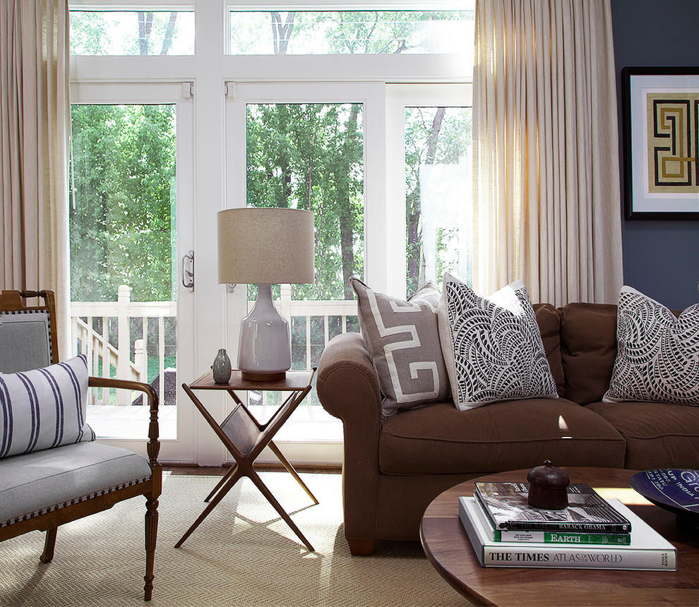 Стильный дизайн: гостиная комната в классическом стиле с синими стенами и коричневым диваном - последний тренд